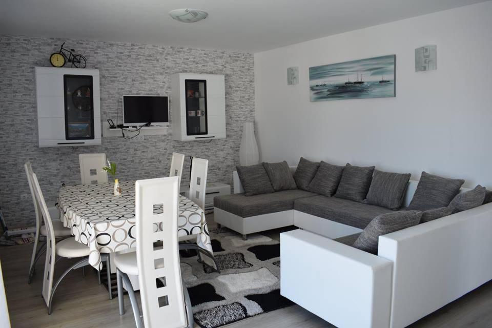Apartmani Celjak باغ المظهر الخارجي الصورة