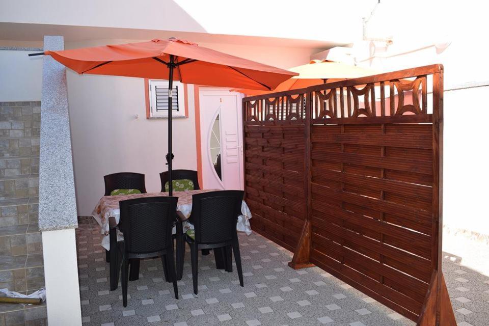 Apartmani Celjak باغ المظهر الخارجي الصورة